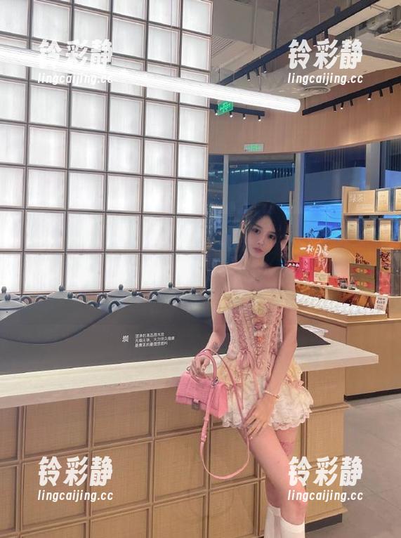 17吃瓜网 17吃瓜网网页的瓜品多到眼花,啧啧,仿佛每个都在说‘快来看我啊’!