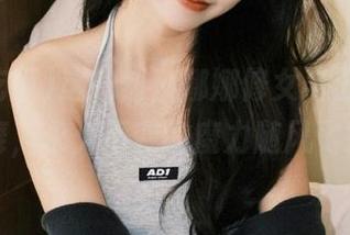 这一刻，娜娜修女与五一吃瓜共舞，永久不变的魔力随风飞扬。
