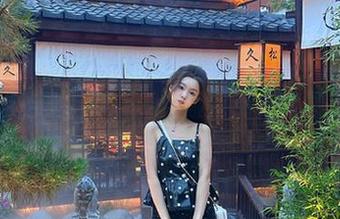 在“正能量黑料社”的地址上游走，有时真希望碰到点负能量，来点真实的事！