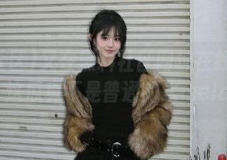又在黑料社区网址在线瞄到新料，这瓜真不是普通的水melon…